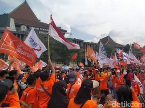 Ribuan Buruh Gelar Aksi May Day di DPRD Jatim, Lalu Lintas Macet Ribuan Buruh Gelar Aksi May Day di DPRD Jatim, Lalu Lintas Macet