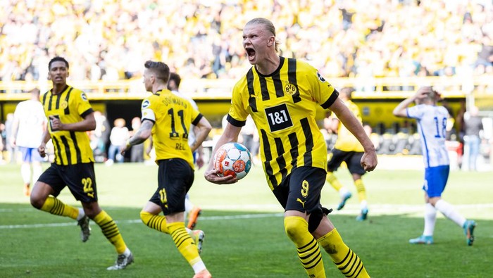 DORTMUND, GERMANY - MAY 14: Erling Haarland of Borussia Dortmund celebrates after scoring his teams first goal during the Bundesliga match between Borussia Dortmund and Hertha BSC at Signal Iduna Park on May 14, 2022 in Dortmund, Germany. (Photo by Boris Streubel/Getty Images)