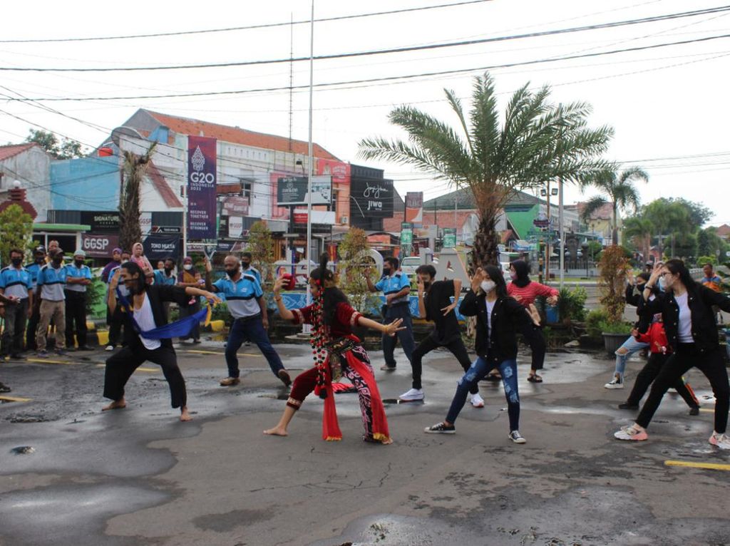 Porter Stasiun Cirebon Hibur Calon Penumpang dengan Flash Mob
