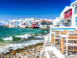 Kena Cacar Monyet, Turis Ini Dibungkus Kapsul dengan Helikopter