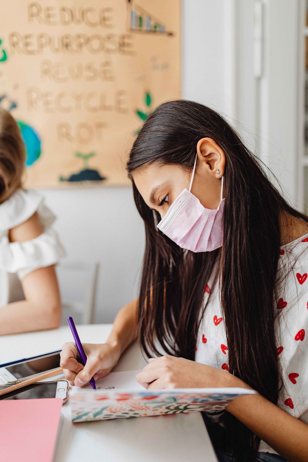 Menggunakan masker sangat penting agar terhindar dari penyebaran virus