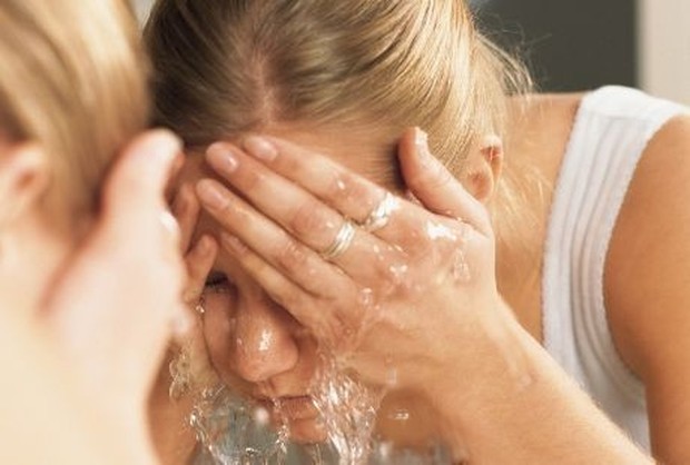 (Hindari cuci muka langsung usai terkena sinar matahari. Ini bahayanya/Foto: detikhealth.com) Hindari cuci muka langsung usai terkena sinar matahari. Ini bahayanya/Foto: detikhealth.com