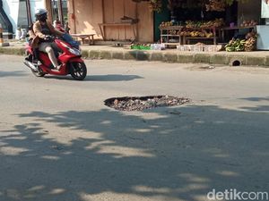 Hati-hati! Jalan Rusak di Saladara Cirebon Teror Pengendara Hati-hati! Jalan Rusak di Saladara Cirebon Teror Pengendara