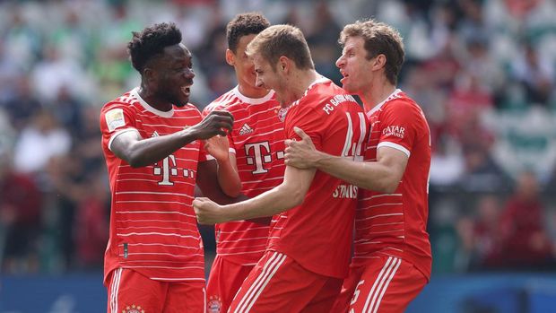 Bayern Munich's German defender Josip Stanisic (2nd R) is celebrated by teammates for scoring the 0-1 during the German first division Bundesliga football match VfL Wolfsburg v Bayern Munich in Wolfsburg, northern Germany, on May 14, 2022. - - DFL REGULATIONS PROHIBIT ANY USE OF PHOTOGRAPHS AS IMAGE SEQUENCES AND/OR QUASI-VIDEO (Photo by RONNY HARTMANN / AFP) / DFL REGULATIONS PROHIBIT ANY USE OF PHOTOGRAPHS AS IMAGE SEQUENCES AND/OR QUASI-VIDEO (Photo by RONNY HARTMANN/AFP via Getty Images)