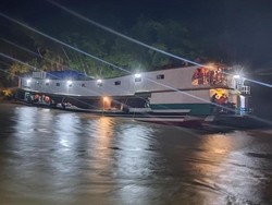 Kapal Penumpang di Kaltim Tabrak Ponton, Penumpang Selamat-Dievakuasi
