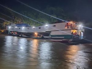 Kapal Penumpang di Kaltim Tabrak Ponton, Penumpang Selamat-Dievakuasi Kapal Penumpang di Kaltim Tabrak Ponton, Penumpang Selamat-Dievakuasi