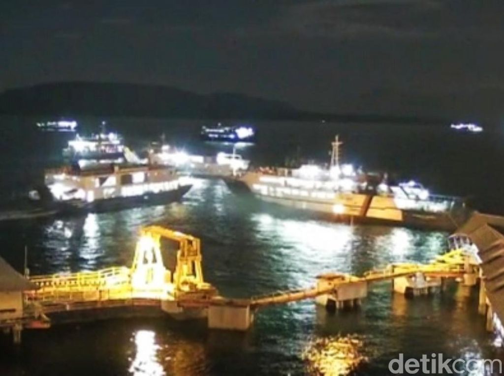 Detik-detik Dua Kapal di Selat Bali Tabrakan