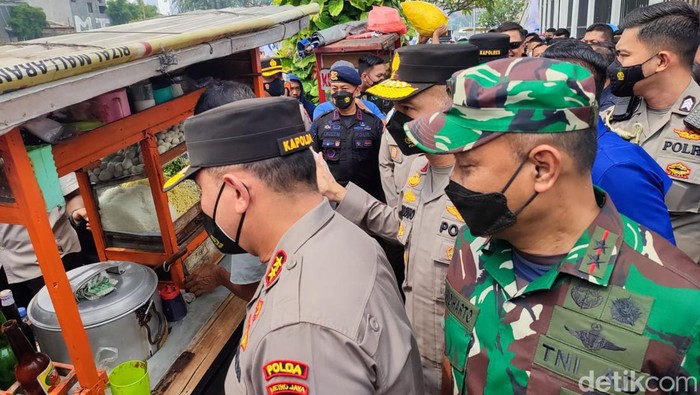 Kapolda Metro dan Pangdam Jaya tinjau demo Buruh di DPR Kapolda Metro Jaya Irjen Fadil Imran dan Pangdam Jaya Mayjen Untung tinjau demo Buruh di DPR