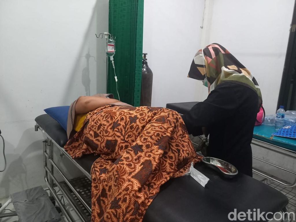 Puluhan Warga Jombang Diduga Keracunan Nasi Kotak Acara Tahlilan Puluhan Warga Jombang Diduga Keracunan Nasi Kotak Acara Tahlilan