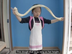 Keren! Bocah 10 Tahun Ini Jago Bikin Adonan Mie Setipis Benang