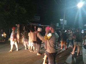 Truk Oleng-Terguling, Lalu Lintas Singaraja-Seririt Terganggu Truk Oleng-Terguling, Lalu Lintas Singaraja-Seririt Terganggu