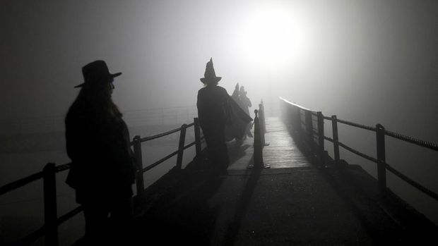 People walk on a footbridge before the opening ceremony of the Witches and Wizards Convention, on Friday the 13th at Paranapiacaba village, in Santo Andre, Brazil May 13, 2022. Picture taken May 13, 2022. REUTERS/Amanda Perobelli     TPX IMAGES OF THE DAY