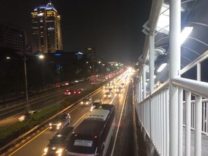 Massa Buruh May Day Fiesta Bubar, Lalin Semanggi Arah Cawang Padat