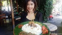 Lezatnya Megibung Nasi Lawar di Warung Bhineka Muda Sanur
