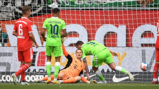 14 May 2022, Lower Saxony, Wolfsburg: Soccer: Bundesliga, VfL Wolfsburg - Bayern Munich, Matchday 34, Volkswagen Arena. Wolfsburg's Max Kruse (r) scores against Munich goalkeeper Manuel Neuer (2nd from right) to make it 2:2. Photo: Swen Pförtner/dpa - IMPORTANT NOTE: In accordance with the requirements of the DFL Deutsche Fußball Liga and the DFB Deutscher Fußball-Bund, it is prohibited to use or have used photographs taken in the stadium and/or of the match in the form of sequence pictures and/or video-like photo series. (Photo by Swen Pförtner/picture alliance via Getty Images)