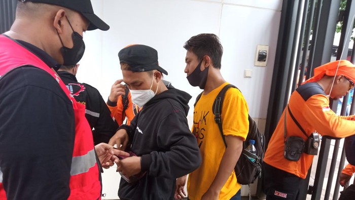 Massa Aksi Diperiksa Saat Hendak Masuk ke Stadion GBK Massa Aksi Diperiksa Saat Hendak Masuk ke Stadion GBK