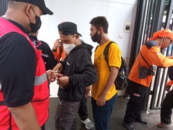 Massa May Day Mulai Padati GBK, Petugas Lakukan Pemeriksaan