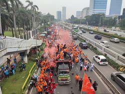 Massa Buruh Bergerak ke GBK Usai Orasi di DPR, Lalin Gatsu Dibuka Kembali