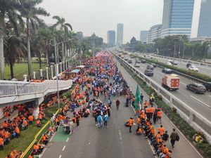 Massa May Day Berdatangan di Depan DPR, Kendaraan Dialihkan ke Busway