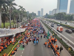 Massa May Day Berdatangan di Depan DPR, Kendaraan Dialihkan ke Busway