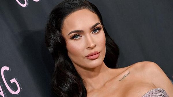 Megan Fox Seksi Pamer Kaki Jenjang Hadiri Premier Film MGK