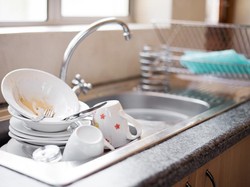 Duh! Ibu Ini Minta Anaknya Tak Cuci Piring Saat Kerja di Gerai Dessert