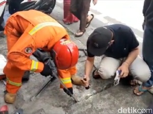 Momen Damkar Evakuasi Uang Rp 100 Ribu Milik Pelajar di Gorong-gorong