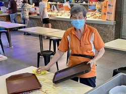 Nenek Berusia 95 Tahun Ini Tetap Semangat Cari Uang Jadi Pelayan Kafe