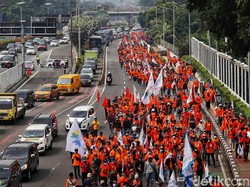 Massa May Day Geser ke GBK, Jalan Gatsu Kembali Dibuka