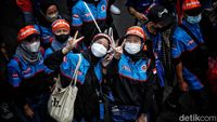 Penampakan Massa Aksi May Day Fiesta Long March ke DPR