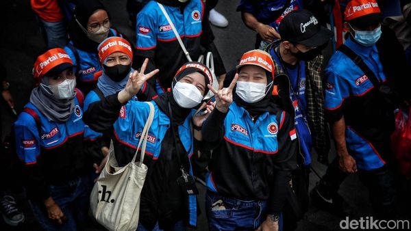 Penampakan Massa Aksi May Day Fiesta Long March ke DPR