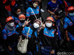 Penampakan Massa Aksi May Day Fiesta Long March ke DPR