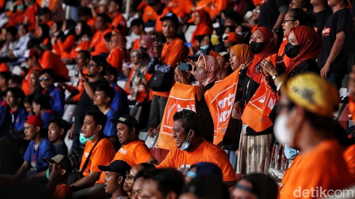 Massa buruh yang sebelumnya menggelar aksi di DPR telah bergeser ke GBK, Sabtu (14/5). Ini penampakan massa buruh yang tergabung dalam aksi May Day Fiesta.