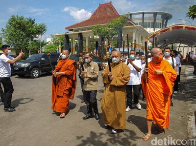 Pengambilan Api Abadi Jelang Hari Raya Waisak 2566 BE