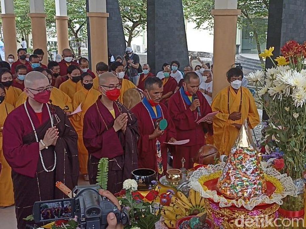 Jelang Waisak, Umat Buddha Ambil Api Abadi Mrapen Dibawa ke Borobudur