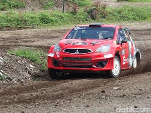 Gas! Puluhan Pereli Unjuk Skill di Sirkuit Donokerto Sleman