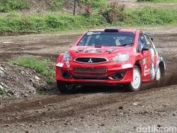 Gas! Puluhan Pereli Unjuk Skill di Sirkuit Donokerto Sleman