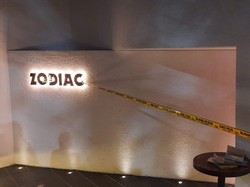 Petugas Razia Perizinan Tempat Hiburan Malam di Jaksel, 2 Kafe Disegel!