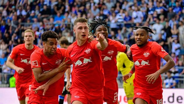Leipzig's Hungarian defender Willi Orban (C) celebrates scoring the 1-1 goal during the German first division Bundesliga football match Arminia Bielefeld v RB Leipzig in Bielefeld, western Germany, on May 14, 2022. - DFL REGULATIONS PROHIBIT ANY USE OF PHOTOGRAPHS AS IMAGE SEQUENCES AND/OR QUASI-VIDEO (Photo by SASCHA SCHUERMANN / AFP) / DFL REGULATIONS PROHIBIT ANY USE OF PHOTOGRAPHS AS IMAGE SEQUENCES AND/OR QUASI-VIDEO (Photo by SASCHA SCHUERMANN/AFP via Getty Images)