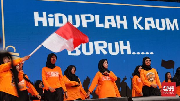 Ribuan masa aksi Buruh mengikuti “Mayday Fiesta” di Stadion Utama Gelora Bung Karno. Jakarta, Sabtu, 14 Mei 2022. (CNN Indonesia/Adhi Wicaksono)