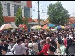Ribuan Pelayat Antarkan Jenazah RKH Fakhrillah ke Pemakaman di Bangkalan