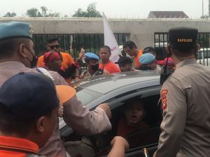 Ribut-ribut Massa Vs Penumpang Mobil Saat Aksi May Day Ribut-ribut Massa Vs Penumpang Mobil Saat Aksi May Day