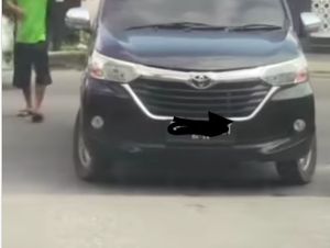 Duh, Roda Depan Mobil Ini Mendadak Juling Nggak Bisa Belok Searah