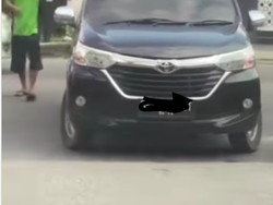 Duh, Roda Depan Mobil Ini Mendadak Juling Nggak Bisa Belok Searah