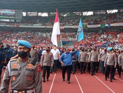 Halo-halo Bandung Bergema Saat Kapolri Tinjau May Day Buruh di GBK