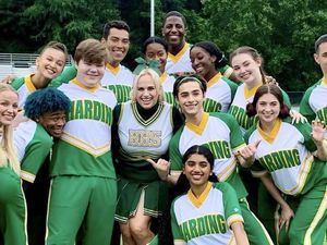 Review Senior Year: Tua Tua, Jadi Anak SMA