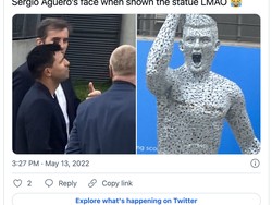 Aguero dianggap heran melihat wujud patungnya sendiri! Foto: dok. Twitter