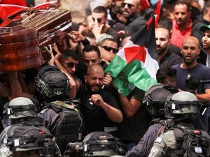 Video Polisi Israel Pukuli Pelayat, Peti Jurnalis Al Jazeera Nyaris Jatuh Video Polisi Israel Pukuli Pelayat, Peti Jurnalis Al Jazeera Nyaris Jatuh