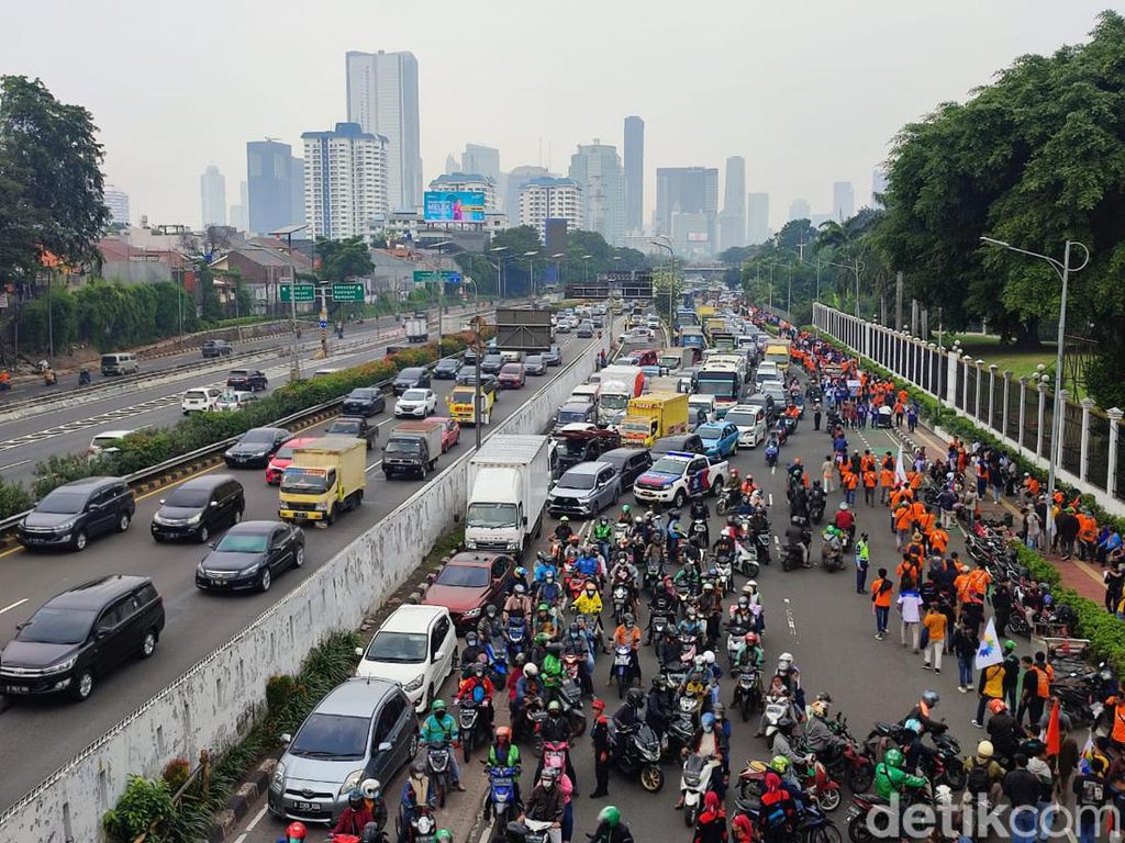 Ada Aksi May Day di Depan DPR, Exit Tol Senayan Ditutup