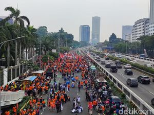 Massa May Day Mulai Beraksi di Depan Gedung DPR RI Massa May Day Mulai Beraksi di Depan Gedung DPR RI